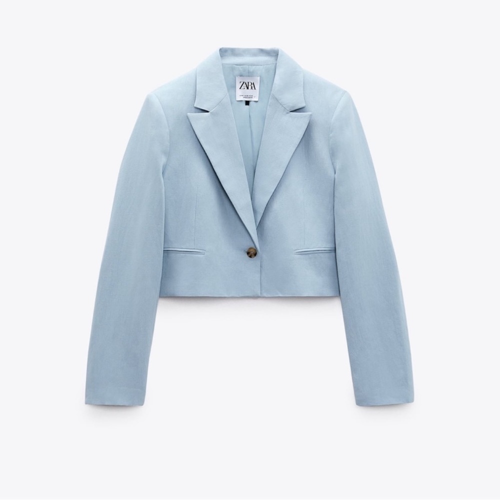 Beautiful and summery blue linen cropped blazer with shoulder pads. size M
